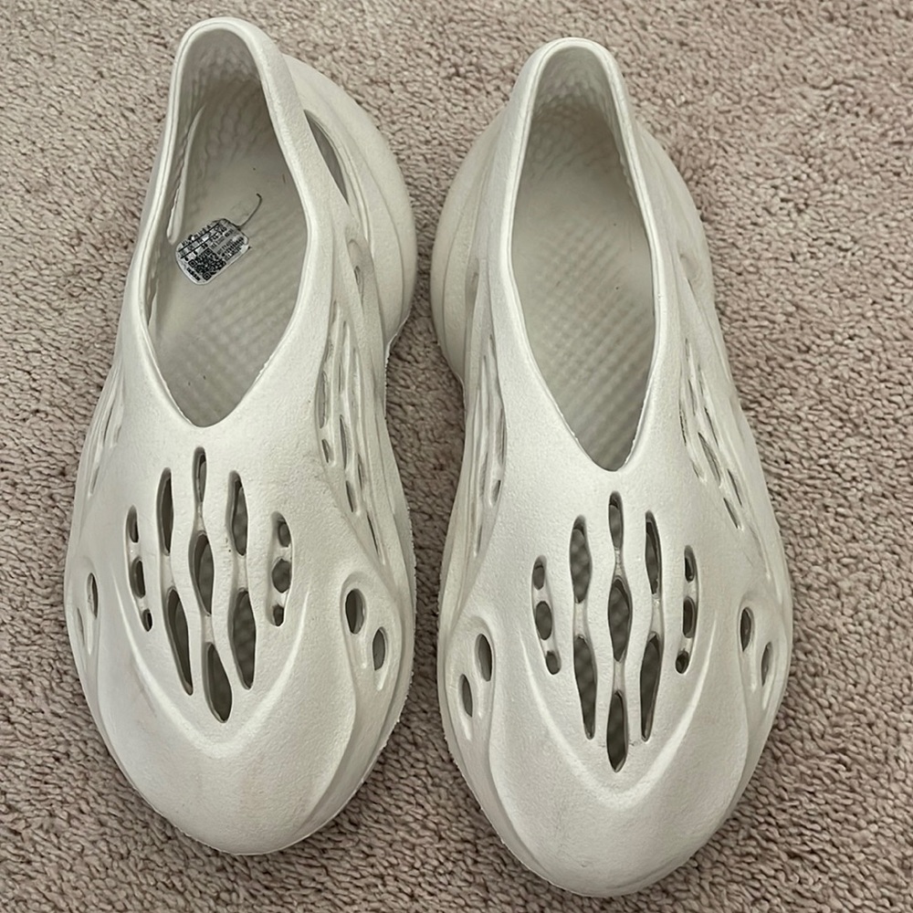 YEEZY WHITISH/NUDSISH FOAM RUNNERS